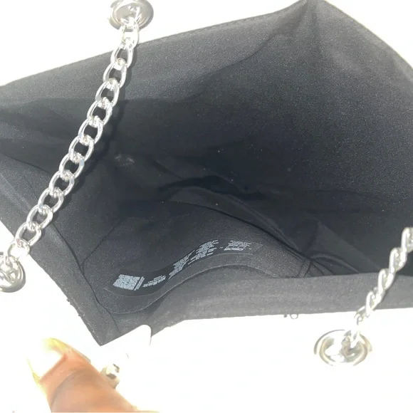 ASOS DESIGN off-white quilted tote with chain strap - Picture 8 of 8